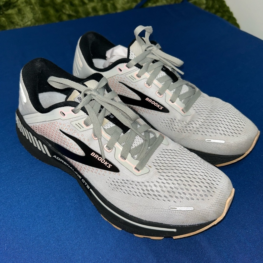 Brooks women’s Gray and Black Athletic Shoes